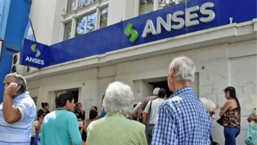 Este miércoles, Milei paga una ayuda económica a adultos mayores