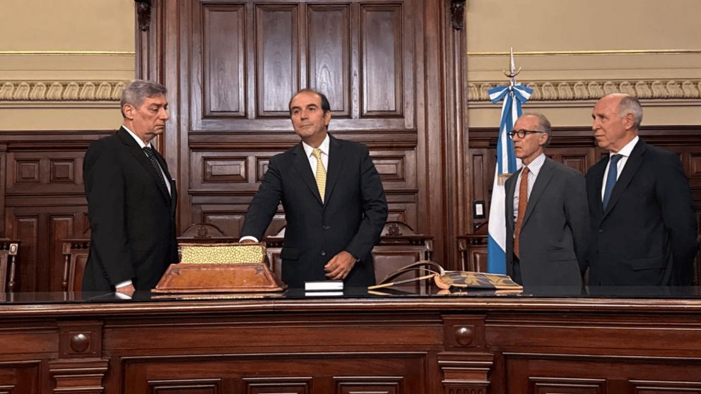 Manuel José Garcia Mansilla jurando como nuevo miembro de la Corte.