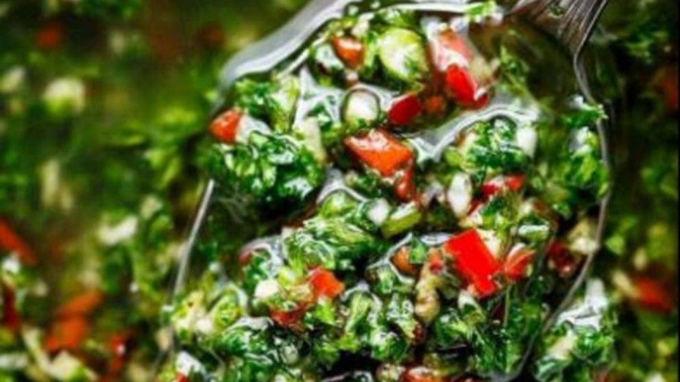Cómo preparar el chimichurri perfecto para el asado.