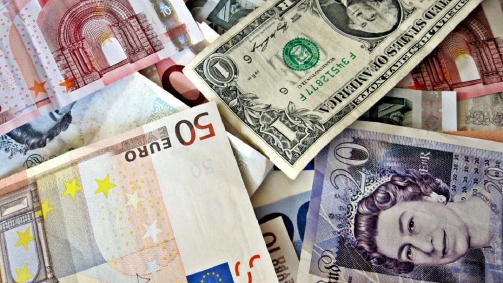 Precios y cotizaciones de cada moneda en los mercados oficiales, turista, y blue hoy.