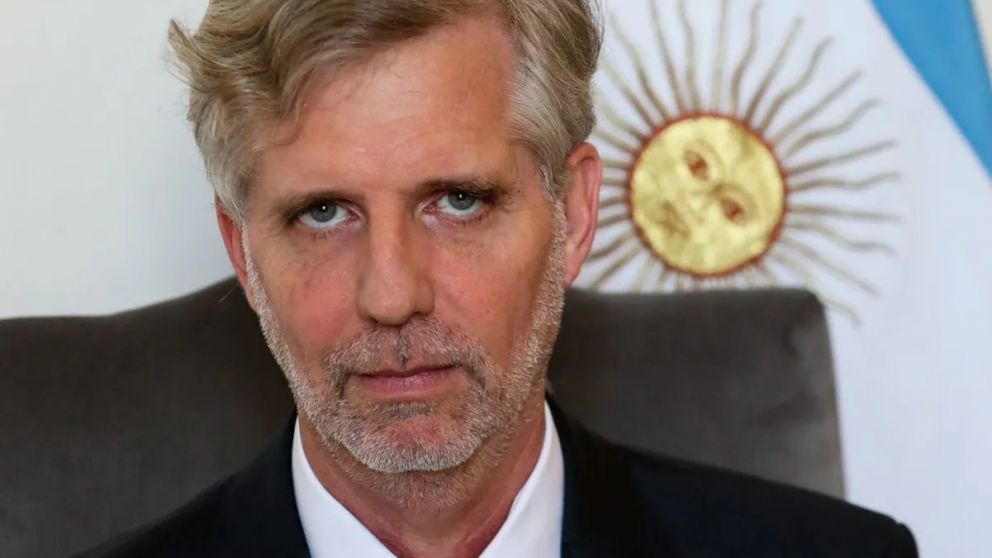 Quién es el director de la Secretaría de Inteligencia del Estado