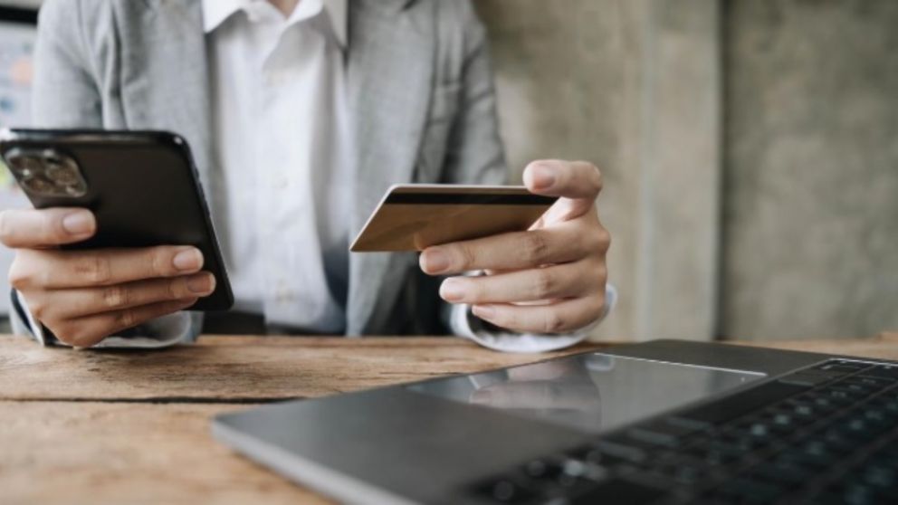 Los usuarios deben tener una cuenta bancaria en d�lares y una tarjeta asociada