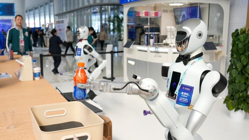 Robots humanoides recibieron a los asistentes al Foro