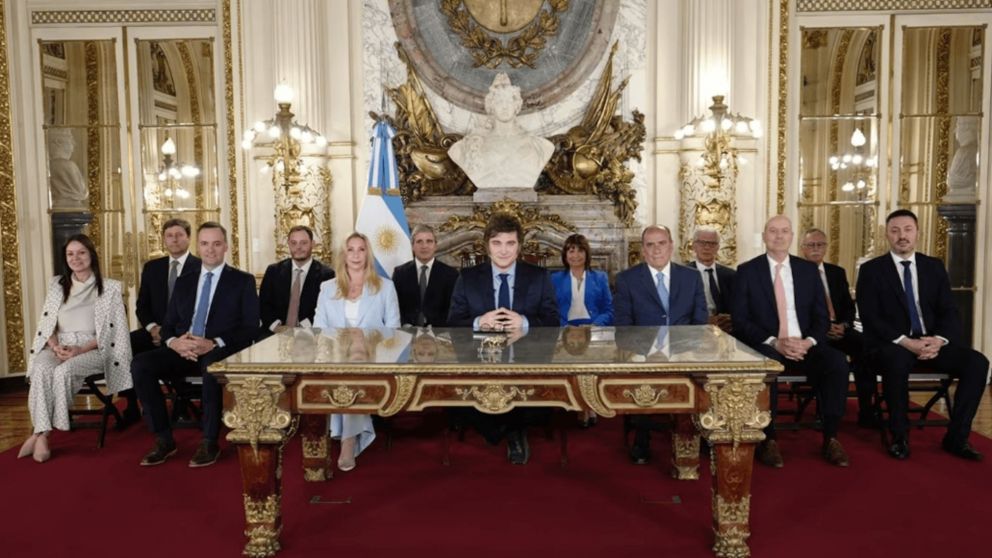 Javier Milei y el gabinete desde la Casa Rosada.