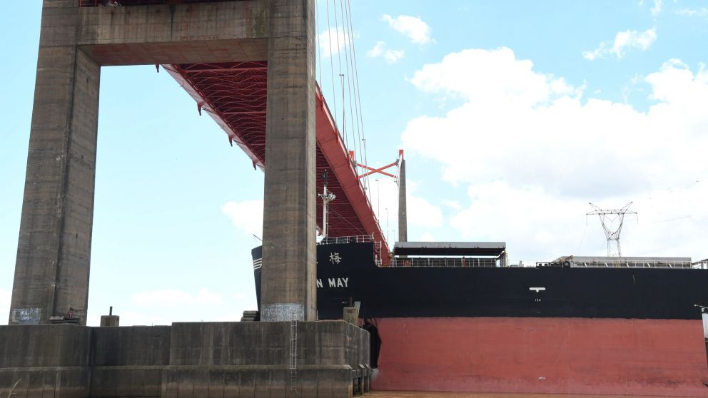 La navegación en el río Paraná a la altura de la localidad bonaerense de Zárate sigue interrumpida luego de que ayer un buque de bandera Liberiana colisionó contra un pilar del Complejo Ferroviario Zárate Brazo Largo, informaron desde Prefectura Naval Arg