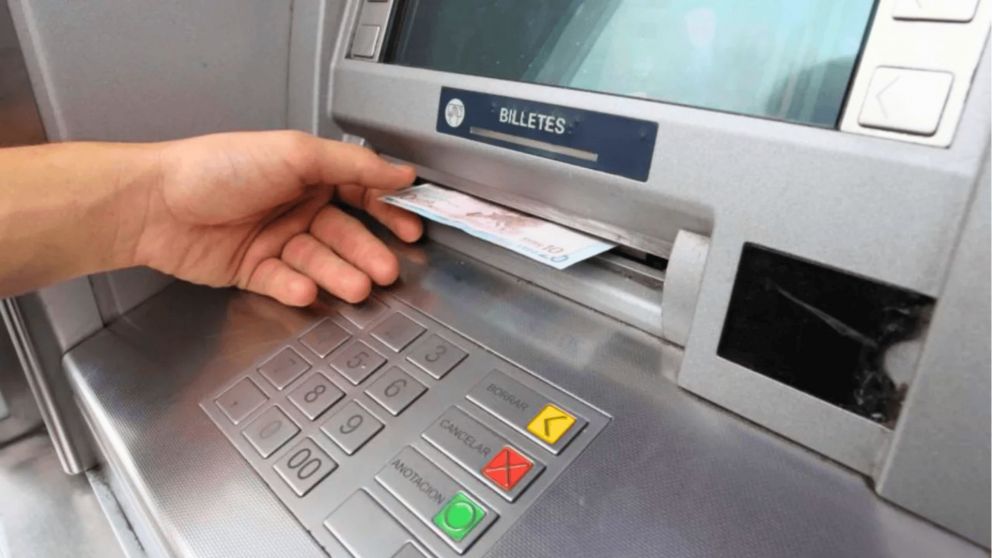 Los cajeros automáticos aplicarán nuevas comisiones para sus extracciones