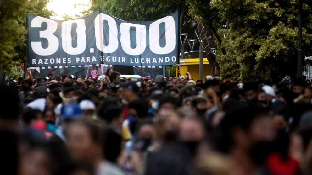 Las organizaciones de derechos humanos confluyen en la Plaza de Mayo