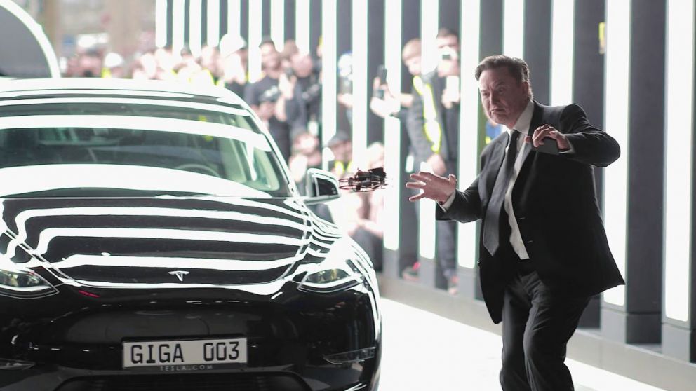 Elon Musk alentó a los empleados a mantener sus acciones durante una asamblea general