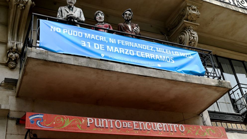 Jorge Luis Borges, Mar�a Elena Walsh y Julio Cort�zar anuncian el cierre del �ltimo local de una cadena de librer�as