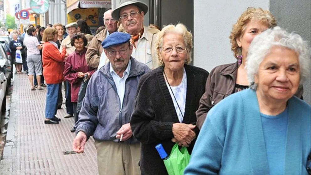ALos jubilados se quejan porque sus ingresos no llegan a cubrir la canasta mínima