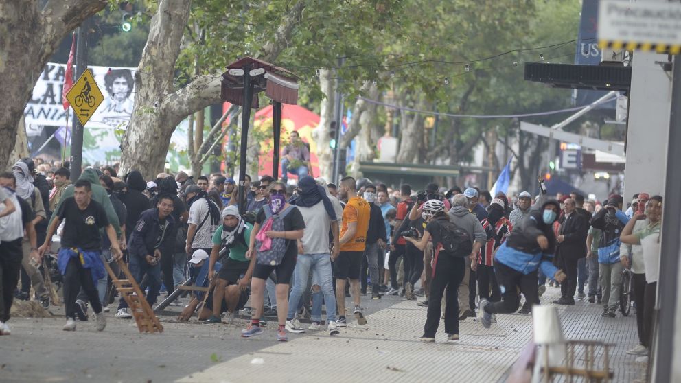 La medida busca evitar la presencia de violentos en los estadios (Crónica/Fernando Pérez Re).