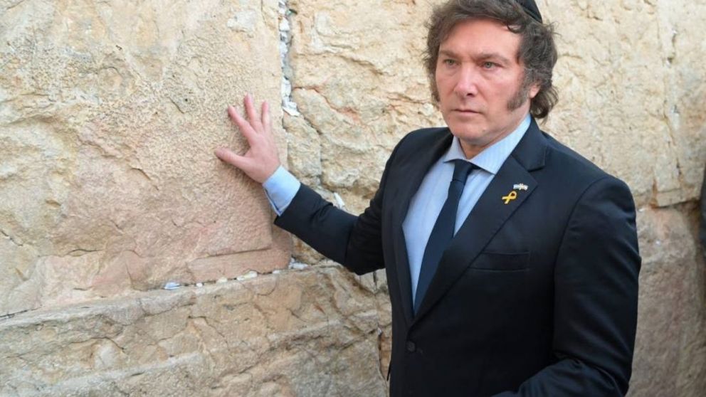 En su primer viaje a Israel, el presidente Javier Milei visitó el Muro de Los Lamentos.