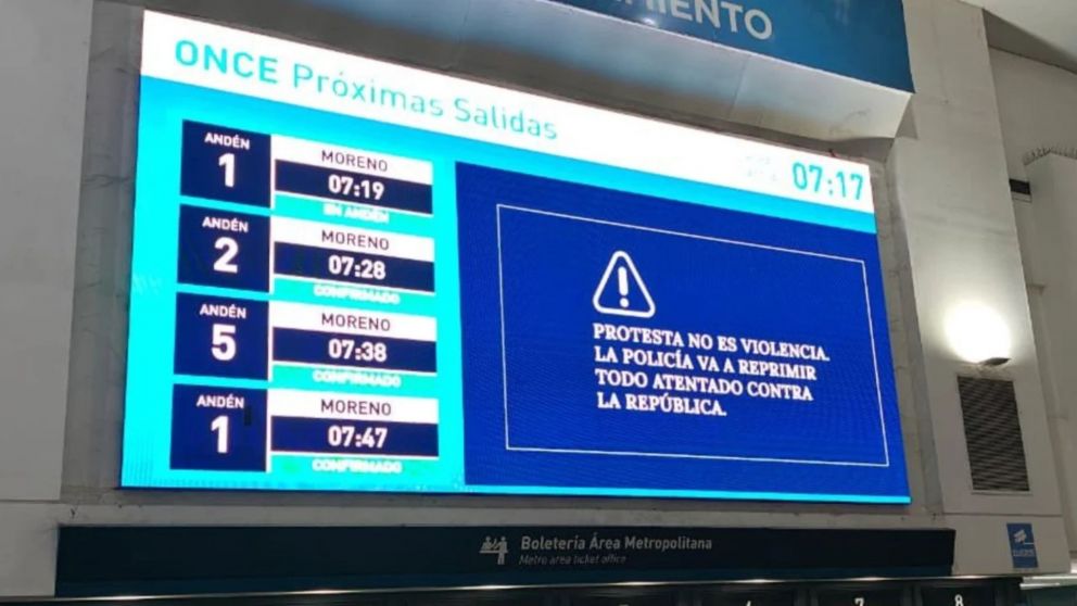 El mensaje del Gobierno en las estaciones de tren, antes de la marcha de jubilados