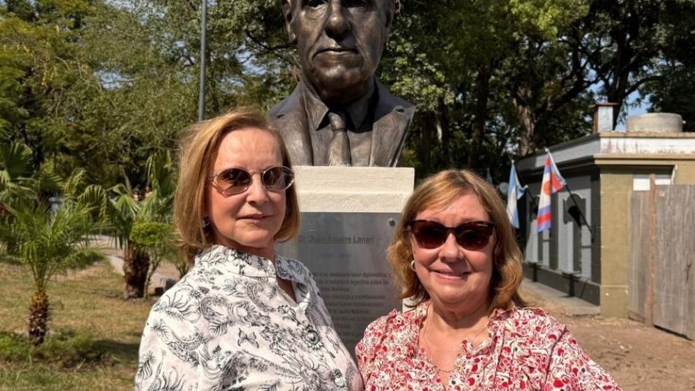 Teresa y Cecilia Aguirre Lanari, junto al busto de reconocimiento a su padre, el destacado político y diplomático Juan R. Aguirre Lanari