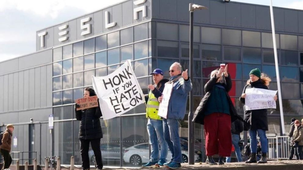 Los manifestantes piden: “Toca la bocina si odiás a Elon Musk”