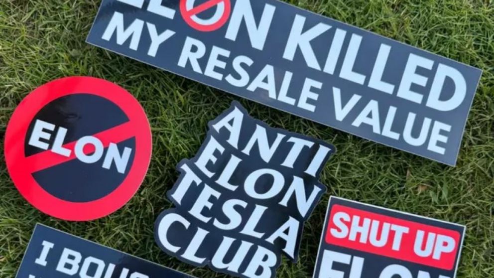 calcomanías críticas con el CEO de Tesla desde que este hizo saludos polémicos en un mitin de Trump en enero. "La respuesta ha sido increíble", afirmó. En las últimas semanas, vendió entre 400 y 500 unidades por día