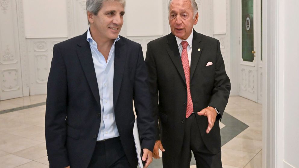 EL MINISTRO LUIS CAPUTO Y EL TITULAR DE LA UIA, DANIEL FUNES DE RIOJA: UNA TENSA RELACI�N.