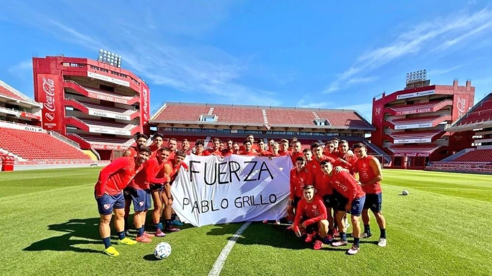 El plantel de Independiente, en apoyo a Pablo Grillo
