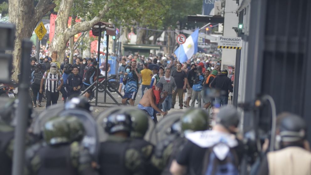 El Ministerio de Seguridad vinculó a los disturbios con grupos de barras bravas