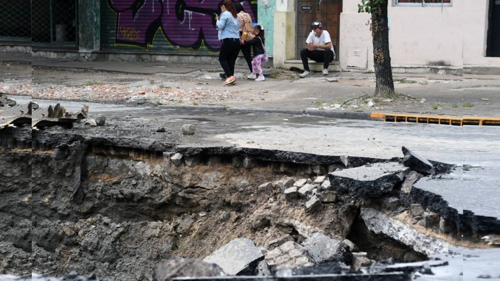 As� "bondi" fue tragado por el pavimento: inmenso bache sobre la ex Pav�n en Avellaneda