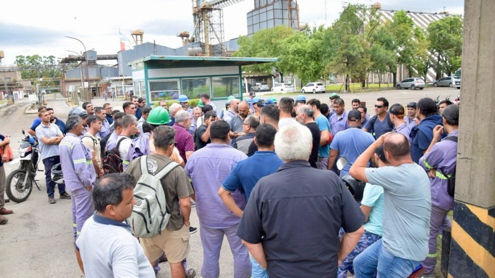 Reclamo por despidos en el gremio aceitero