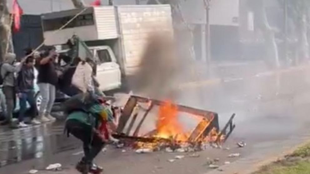 El momento en el que el fotógrafo es impactado por una cápsula de gas lacrimógeno