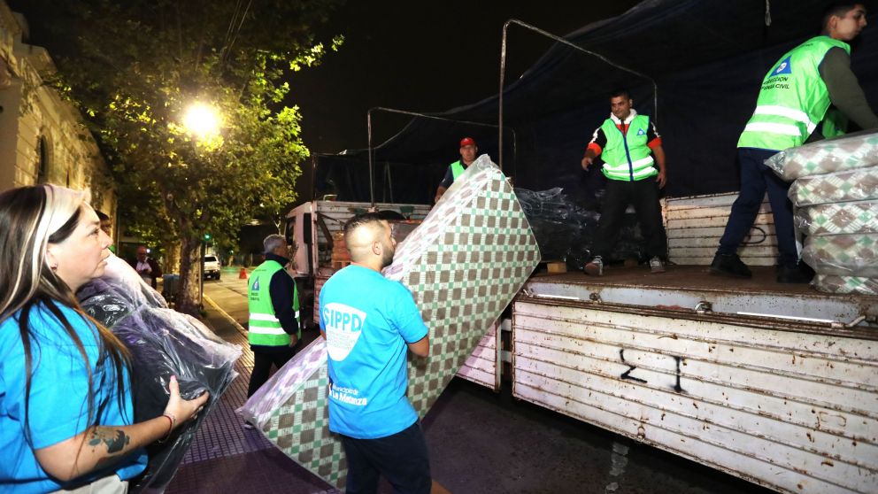 Se envían colchones, frazadas, agua envasada, alimentos no perecederos y ropa de abrigo