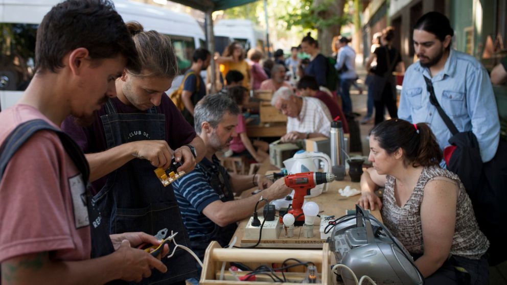 El viernes a la tarde se reúnen para enseñar gratis a reparar objetos