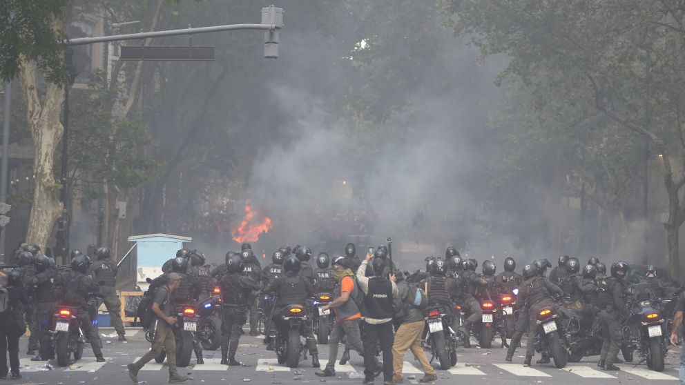 La presencia de hinchas de fútbol junto a los jubilados marca un hecho inusual en las movilizaciones sociales