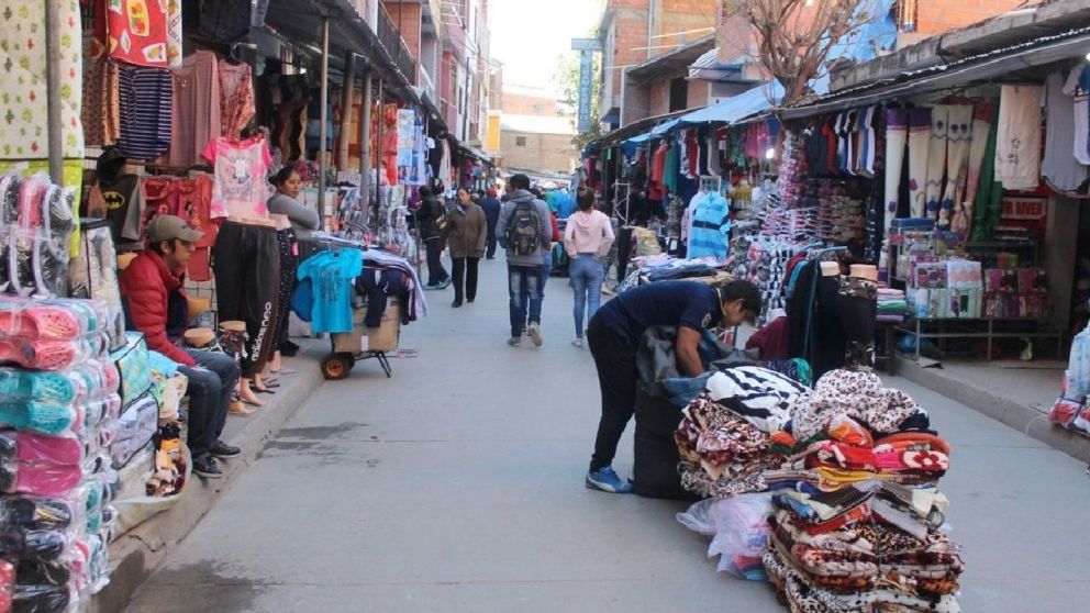 Esta vez, son los argentinos los que cruzan a comprar a Bolivia de todo