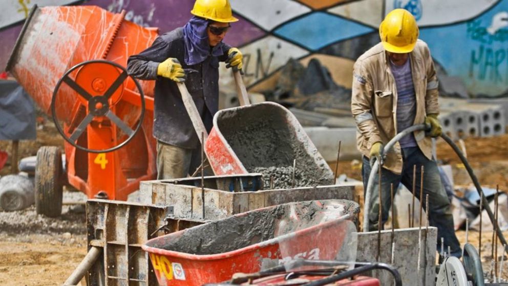 La producción de cemento mostró una caída interanual del 26,3% y del 2,6% en relación a julio.