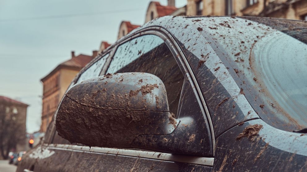 Auto embarrado (Freepik)