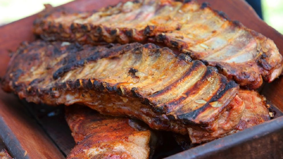 Ni bondiola ni tira de asado: un corte barato que sale bien jugoso a la parrilla y es para “chuparse los dedos”.