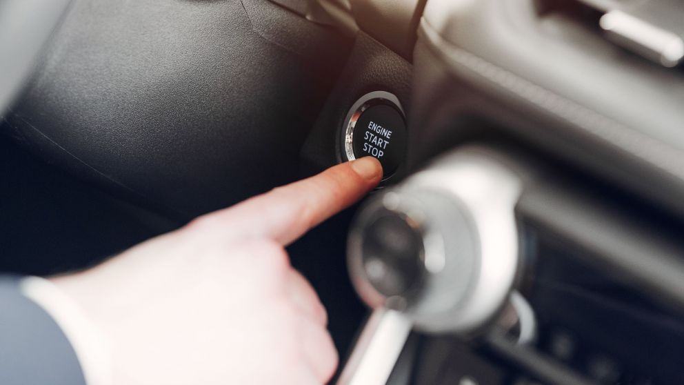 El hábito común que afecta al motor del auto