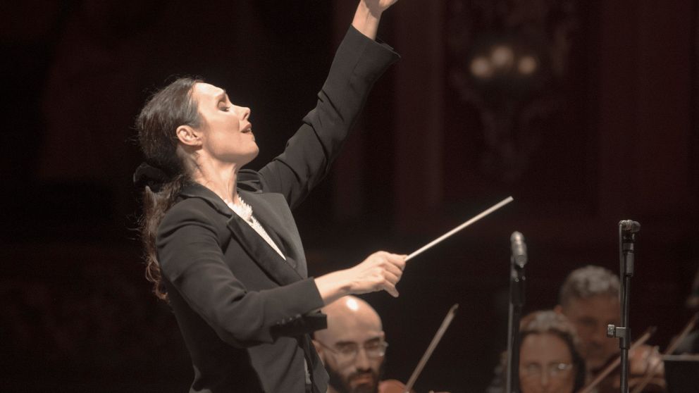 Zoe Zeniodi, la primera mujer directora de la Orquesta Filarmónica de Buenos Aires
