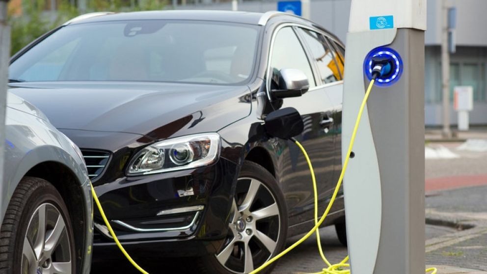 Piden que la importación de autos eléctricos se complemente con apoyo a la producción local