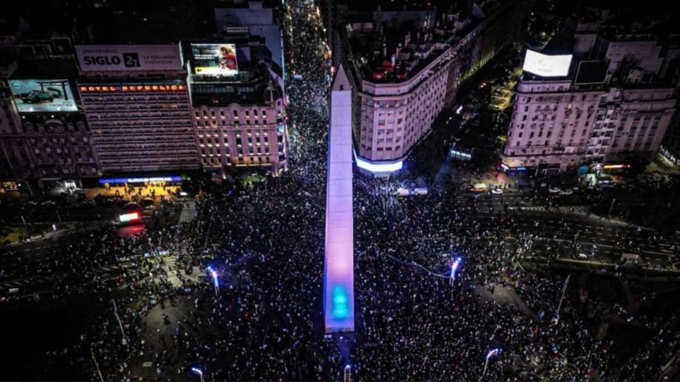 La Ciudad organiz� un megaevento con mapping 3D, recitales, DJs y recorridos hist�ricos alrededor del �cono porte�o