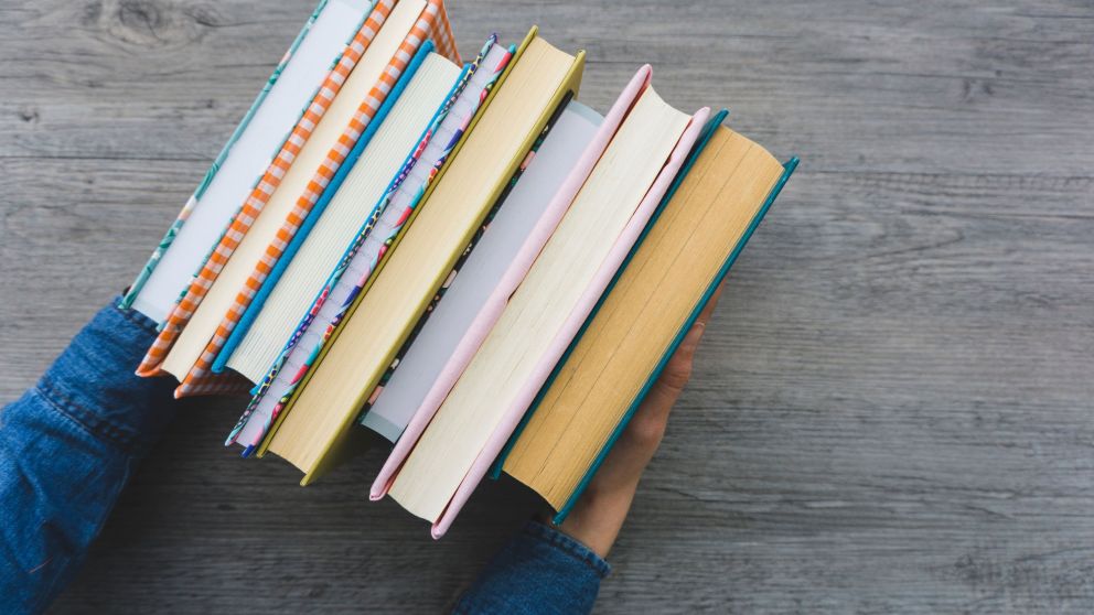 Libros de texto (Freepik)