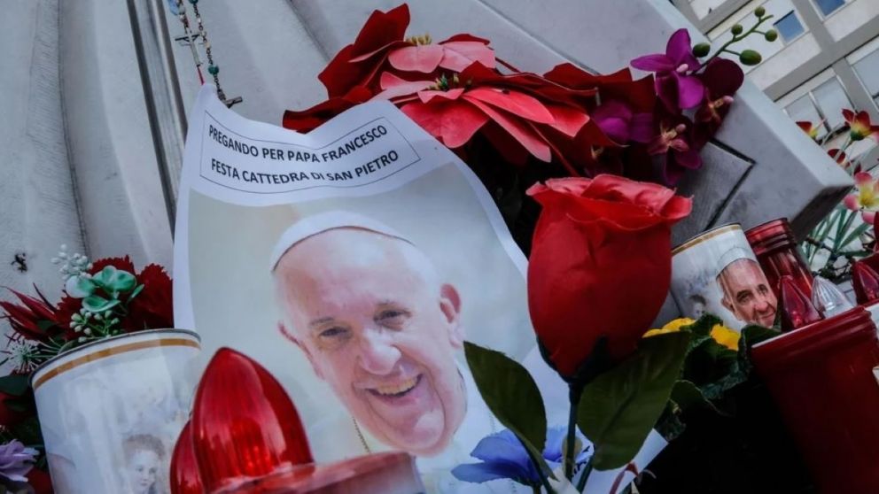 Las vigilias y oraciones por la salud del Papa Francisco continúan en la Plaza San Pedro y en distintos rincones del mundo