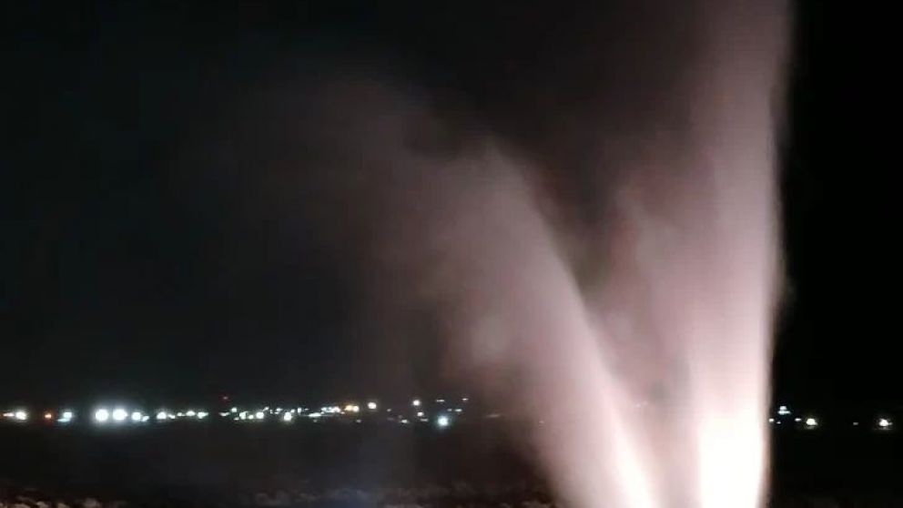 El incidente se registró en la madrugada del domingo en el acueducto del Pozo-1159 y obligó a la evacuación de los vecinos. La empresa petrolera inició una investigación para determinar las causas del suceso, mientras las autoridades continúan monitorean