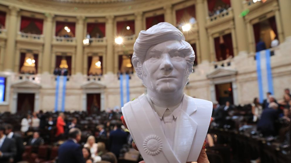Una diputada libertaria llevó al Congreso un busto de Milei que se vende online