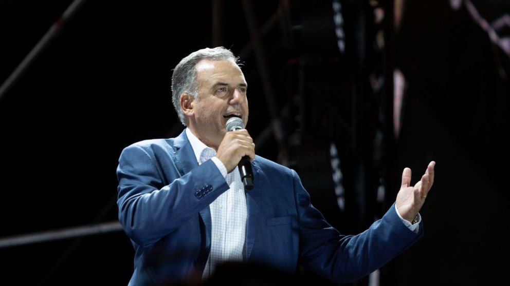 Yamandú Orsi celebró la victoria junto a su compañera de fórmula, Carolina Cosse.