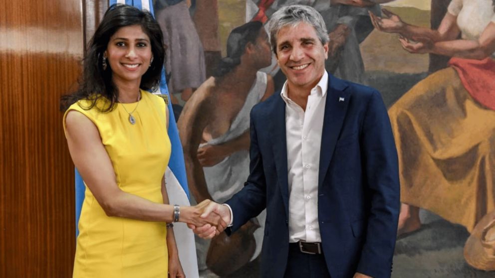 Luis Caputo se reunió con la número 2 del FMI, Gita Gospinath.