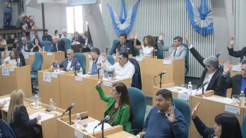 Los diputados de todos los bloques unificaron los tres proyectos que se presentaron. La emergencia regir� hasta el 31 de diciembre. Se establecen incentivos fiscales para las petroleras por mayor producci�n. Un r�gimen laboral diferencial en pozos de cue