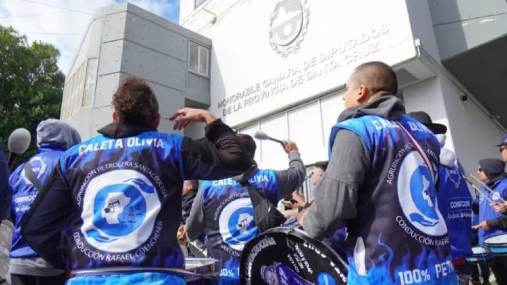  La Legislatura provincial debate un proyecto clave para la econom�a santacruce�a en medio de tensiones por la retirada de la petrolera. Afuera, trabajadores del sector se manifiestan en apoyo a la medida.