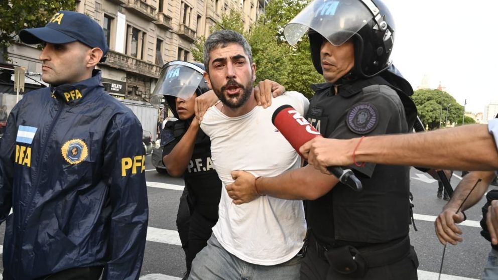 Berrozpe denunció que sus hijos fueron golpeados por la Policía