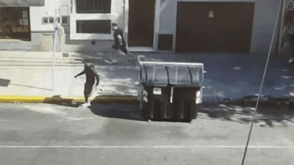 Presos escapando por el frente de una comisaría en Caballito.