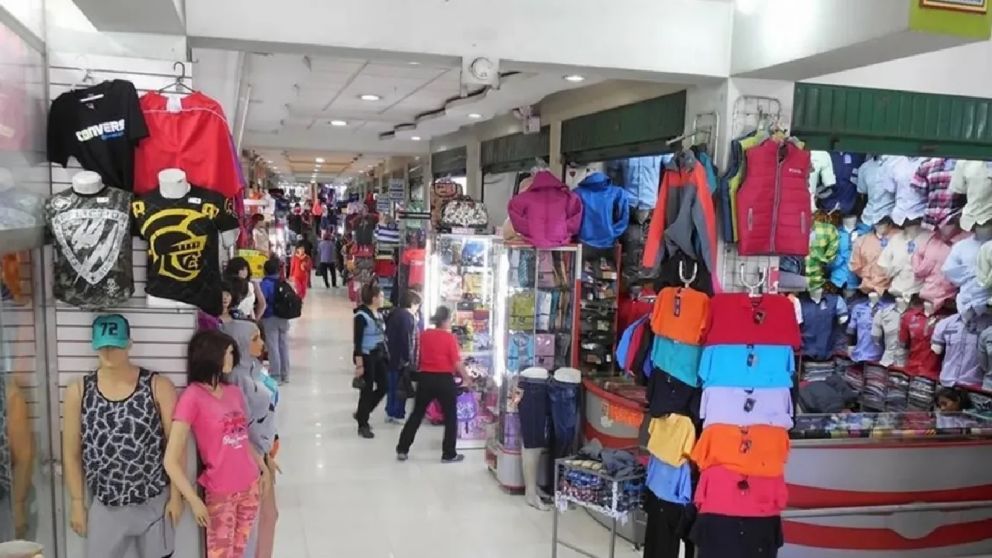 La Salada ofrece la posibilidad de comprar a precios mayoristas con sólo comprar tres prendas