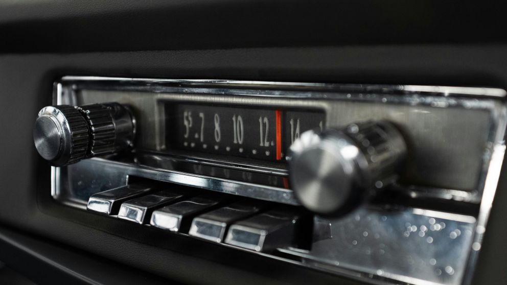 Radio en el auto (Pexels)