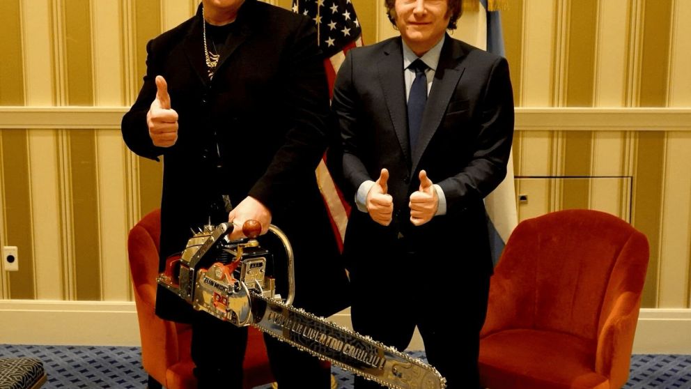 Elon Musk posa junto a la motosierra que le regaló Javier Milei en Estados Unidos